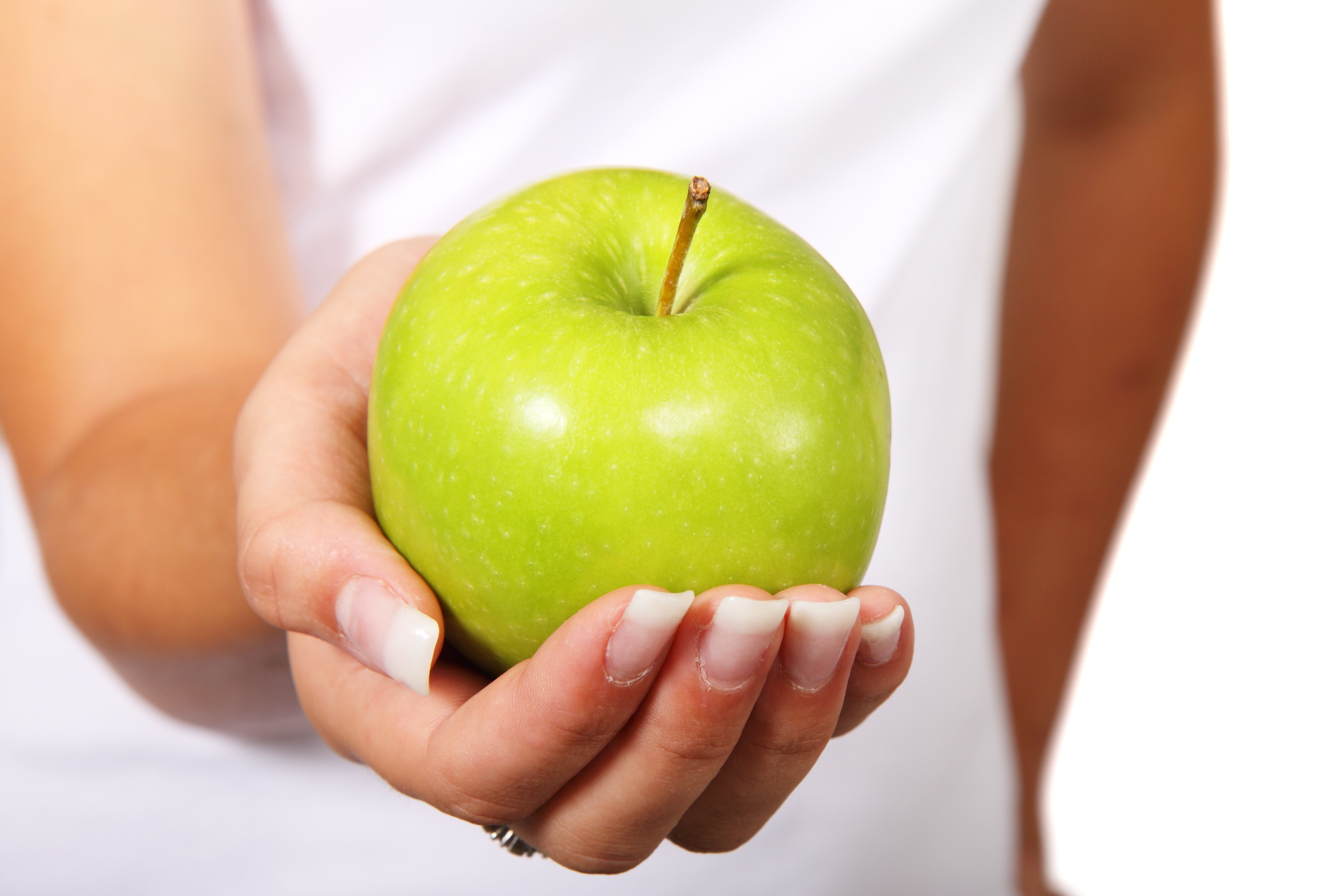 Польза. Яблоко в руке. Зеленое яблоко в руке. Яблоко здоровья. Человек с яблоком в руке.